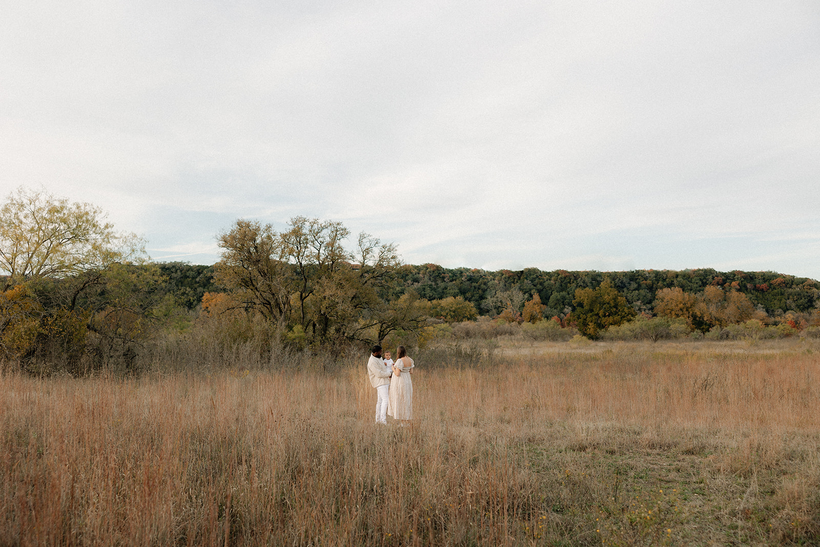 outdoor editorial family photoshoot in austin